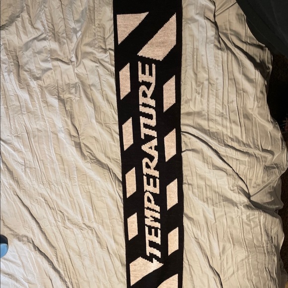 [SOLD] Off-White 2018 Scarf - Picture 4 of 4